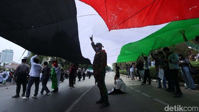 Bendera Palestina Raksasa Membentang di Kedubes AS Jakarta