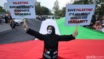 Bendera Palestina Raksasa Membentang di Kedubes AS Jakarta