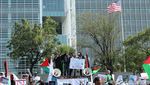 Bendera Palestina Raksasa Membentang di Kedubes AS Jakarta