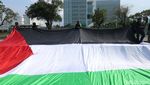 Bendera Palestina Raksasa Membentang di Kedubes AS Jakarta