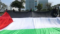 Dalam aksi tersebut, massa meminta pemerintah Indonesia untuk membuka secara resmi relawan kemanusiaan Indonesia untuk Palestina. Mereka juga mendesak pemerintah Indonesia agar memberhentikan segala bentuk kerja sama perdagangan dengan Israel.  