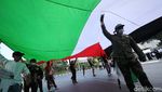 Bendera Palestina Raksasa Membentang di Kedubes AS Jakarta