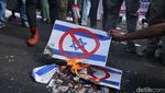 Bendera Palestina Raksasa Membentang di Kedubes AS Jakarta