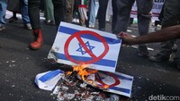 Massa juga membakar kertas bergambar bendera Israel.  
