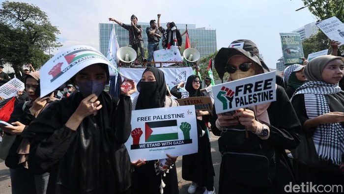 Bendera Palestina Raksasa Membentang di Kedubes AS Jakarta Aksi Bela Palestina kembali terjadi di depan Kedubes AS di Jakarta. Massa membentangkan bendera Palestina berukuran besar.