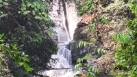 Salah satu air terjun dari dekat Doi Inthanon Park.