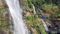 Air terjun yang besar di Doi Inthanon Park.