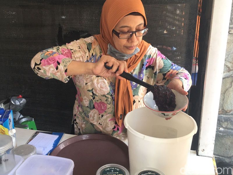 Bubur ketan hitam dengan aneka topping di Surabaya