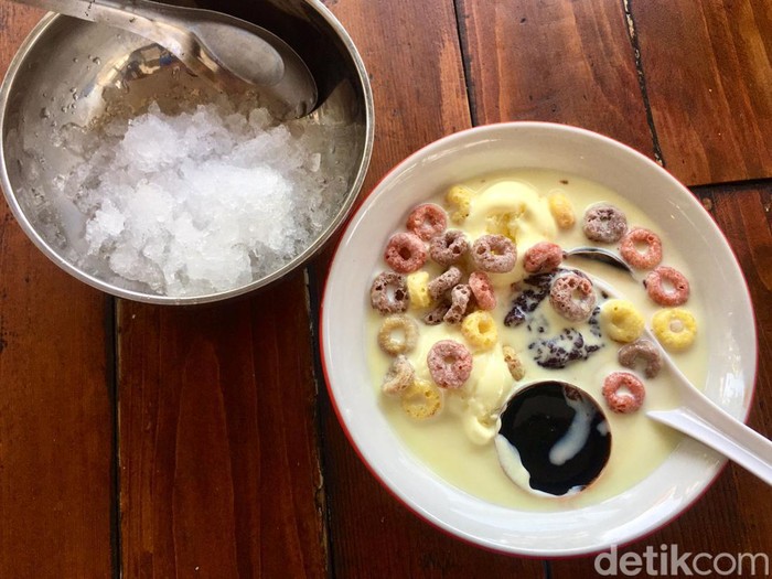 Bubur ketan hitam dengan aneka topping di Surabaya