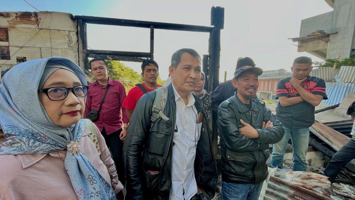 (Dari kanan) Roni dan Yoyo, didampingi dengan warga RW 11 lainnya.