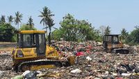 2 Buldozer Dikerahkan Untuk Kelola Sampah Di Lahan Eks Galian C Kelating