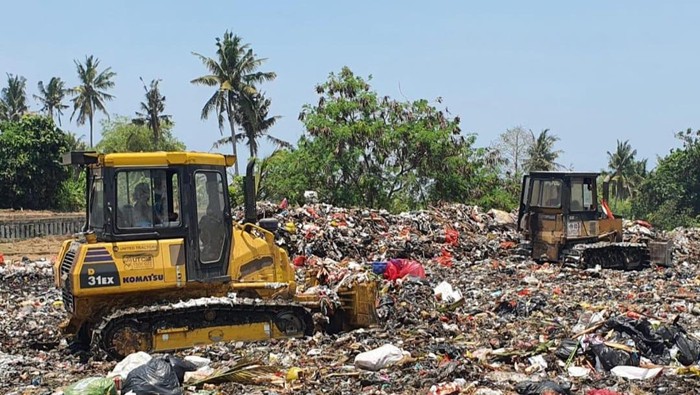 Dua alat berat dari Pemkab Tabanan dan Badung yang disiapkan untuk membantu penataan sampah kiriman di lahan eks galian C, Desa Adat Kelating, Kecamatan Kerambitan. (istimewa)