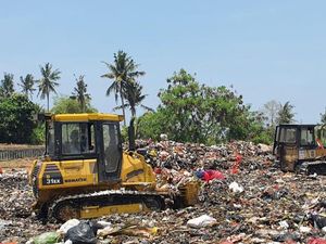 2 Buldozer Dikerahkan untuk Kelola Sampah di Lahan Eks Galian C Kelating