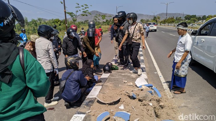 Dua Pemotor Tabrak pot bunga di Bypass BIL II Gerung Mataram alami luka-luka, Jumat (20/10/2023). (Ahmad Viqi/detikBali).