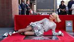 Ekspresi Gwen Stefani Terima Penghargaan Bintang Walk of Fame
