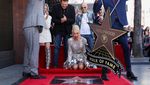 Ekspresi Gwen Stefani Terima Penghargaan Bintang Walk of Fame