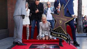 Ekspresi Gwen Stefani Terima Penghargaan Bintang Walk of Fame