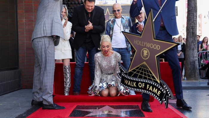 Ekspresi Gwen Stefani Terima Penghargaan Bintang Walk of Fame Ellen K, Blake Shelton, Jimmy Iovine, Irving Azoff and Chair of the Board of Hollywood Chamber of Commerce Matt Fritch react, as Singer Gwen Stefani unveils her star on Hollywood Walk of Fame in Los Angeles, California, U.S., October 19, 2023. REUTERS/Mario Anzuoni