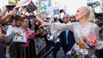 Ekspresi Gwen Stefani Terima Penghargaan Bintang Walk of Fame