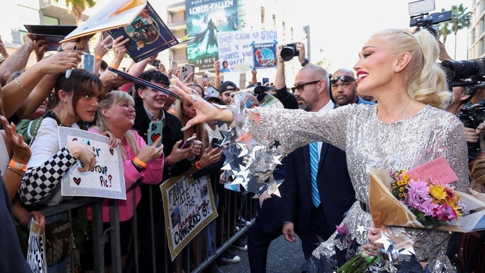 Ekspresi Gwen Stefani Terima Penghargaan Bintang Walk of Fame Ellen K, Blake Shelton, Jimmy Iovine, Irving Azoff and Chair of the Board of Hollywood Chamber of Commerce Matt Fritch react, as Singer Gwen Stefani unveils her star on Hollywood Walk of Fame in Los Angeles, California, U.S., October 19, 2023. REUTERS/Mario Anzuoni