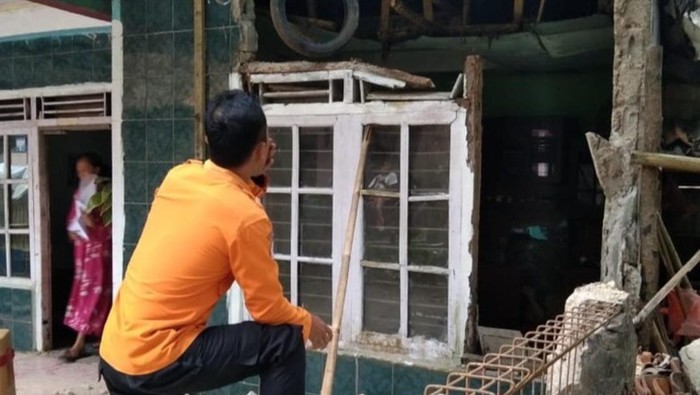 Empat rumah warga di Desa Cigudeg, Kecamatan Cigudeg, Kabupaten Bogor, Jawa Barat, rusak akibat diterjang angin kencang.