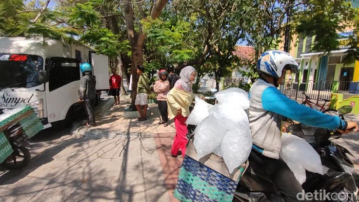 Kebutuhan es batu kristal meningkat pesat di Kabupaten Demak, Jumat (20/10/2023).