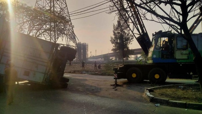 Truk Kontainer Terguling Di Jl Re Martadinata Jakut Sempat Bikin Macet