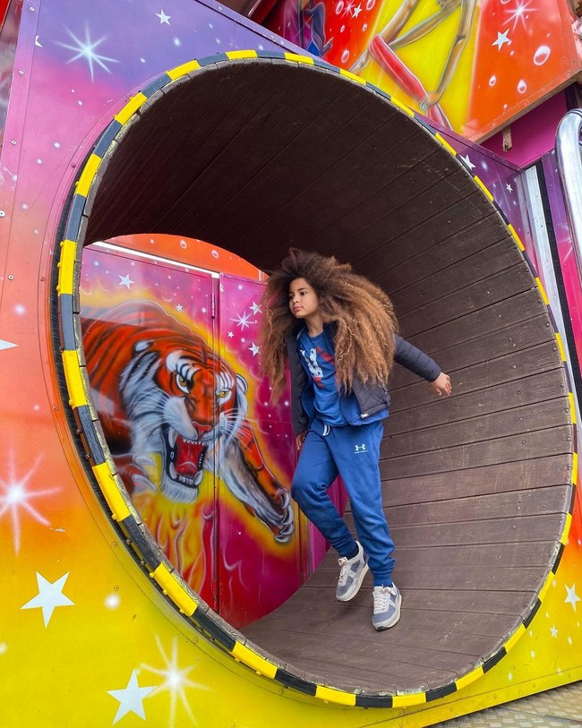 Di Instagram, Farouk sudah memiliki 255 ribuan followers. Selain jadi selebgram, bocah blasteran Ghana-Inggris ini juga model untuk sejumlah brand anak-anak, termasuk Guess Kids. Foto: Instagram/@faroukjames