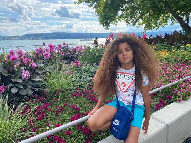 Rambut Farouk memang berhasil memukau banyak orang, namun gara-gara rambutnya itu juga, dia kesulitan mencari sekolah. Ibu Farouk, Bonnie, mengungkapkan banyak sekolah di Inggris yang menerapkan aturan spesifik untuk rambut para siswanya. Foto: Instagram/@faroukjames