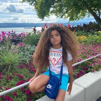 Rambut Farouk memang berhasil memukau banyak orang, namun gara-gara rambutnya itu juga, dia kesulitan mencari sekolah. Ibu Farouk, Bonnie, mengungkapkan banyak sekolah di Inggris yang menerapkan aturan spesifik untuk rambut para siswanya. Foto: Instagram/@faroukjames