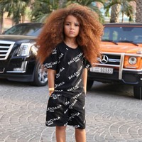 Sedikitnya sudah ada tiga sekolah yang menolak Farouk masuk. Alasannya karena peraturan sekolah melarang anak laki-laki berambut panjang. Foto: Instagram/@faroukjames