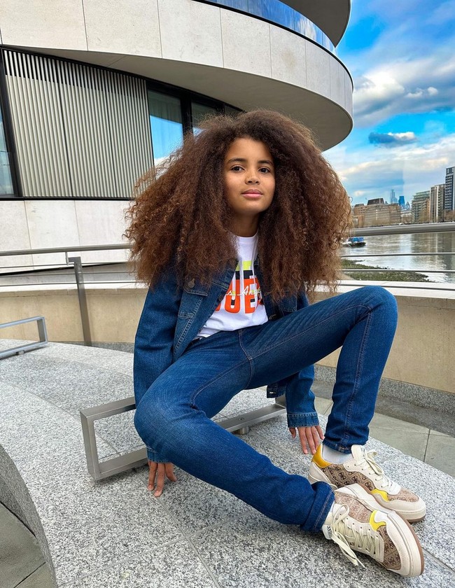 Model cilik Farouk James populer di media sosial karena penampilan rambutnya yang unik. Bocah laki-laki berusia 11 tahun ini selalu mencuri perhatian orang karena rambut panjang, tebal, keriting dan berwarna merah alami. Foto: Instagram/@faroukjames