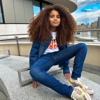 Model cilik Farouk James populer di media sosial karena penampilan rambutnya yang unik. Bocah laki-laki berusia 11 tahun ini selalu mencuri perhatian orang karena rambut panjang, tebal, keriting dan berwarna merah alami. Foto: Instagram/@faroukjames