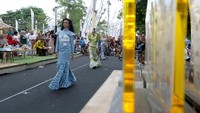 Peragaan busana batik tersebut selain untuk mempromosikan batik Banyuwangi serta menarik minat wisatawan. 