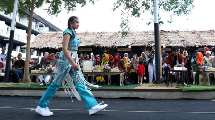 Fashion show batik pedestrian Model memperagakan busana batik di trotoar jalan depan Terminal Pariwisata Terpadu Banyuwangi, Jawa Timur, Jumat (20/10/2023). Peragaan busana batik tersebut selain untuk mempromosikan batik Banyuwangi serta menarik minat wisatawan. ANTARA FOTO/Budi Candra Setya/foc.