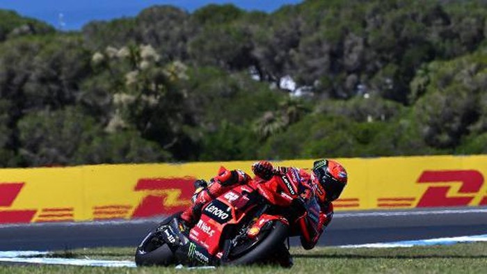 Ducati Lenovo Teams Italian rider Francesco Bagnaia comptes during the first free practice session of the MotoGP Australian Grand Prix at Phillip Island on October 20, 2023. (Photo by Paul CROCK / AFP) / -- IMAGE RESTRICTED TO EDITORIAL USE - STRICTLY NO COMMERCIAL USE --