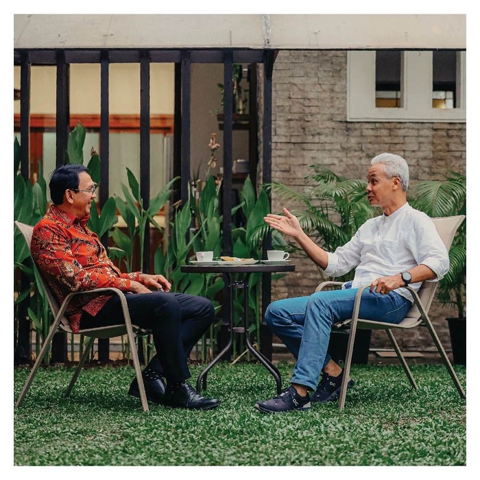 Bakal capres PDIP Ganjar Pranowo mengunggah foto pertemuan dengan Komisaris Utama Pertamina Basuki Tjahaja Purnama (Ahok). Dalam unggahannya, Ganjar menuliskan soal kopi pahit tapi obrolan manis.