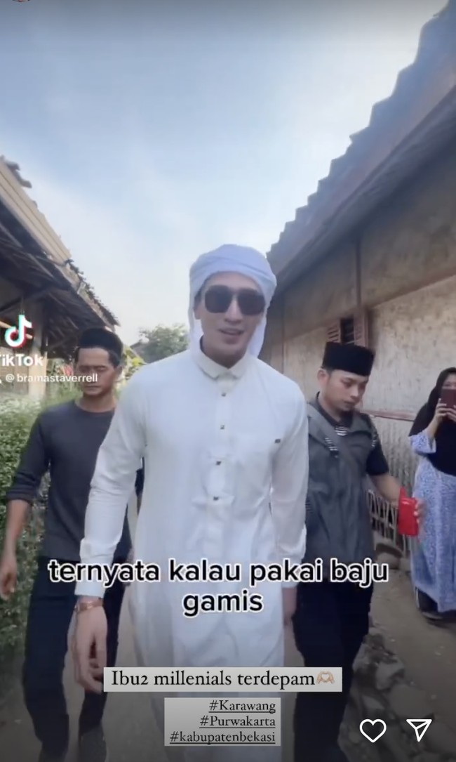 Selain gamis hitam, Verrell juga memakai gamis putih di kesempatan lain. Di salah satu video TikTok-nya, terungkap alasan Verrell suka pakai gamis saat kunjungan ke perkampungan. (Foto: Instagram/@bramastavrl)
