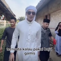 Selain gamis hitam, Verrell juga memakai gamis putih di kesempatan lain. Di salah satu video TikTok-nya, terungkap alasan Verrell suka pakai gamis saat kunjungan ke perkampungan. (Foto: Instagram/@bramastavrl)