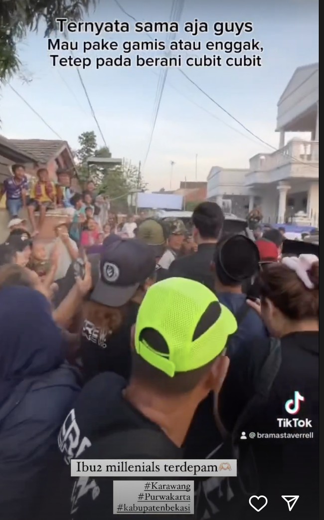 Dari video yang diunggah, terlihat kehebohan yang terjadi saat Verrell berkunjung. Massa yang didominasi oleh emak-emak berusaha untuk mendekatinya. (Foto: Instagram/@bramastavrl)