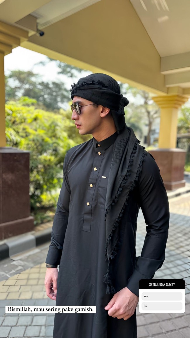 Ketimbang menawarkan prestasi, putra sulung aktris Venna Melinda ini malah lebih banyak menampilkan foto-foto OOTD dengan gamis di Instagram.  “Bismillah, mau sering pake gamish. Setuju gak guys?” tulisnya. (Foto: Instagram/@bramastavrl)