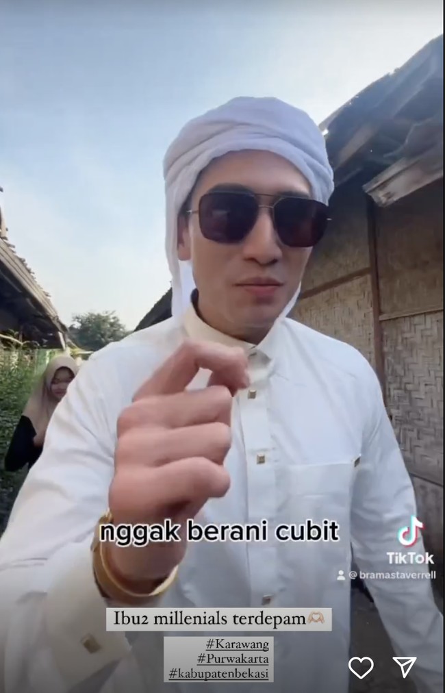 “Ternyata kalau pakai gamis, ibu-ibu lebih segan, gak berani cubit. Apa saya pakai gamis terus aja ya guys,” kata Verrell. Namun, ternyata ia tetap tak luput dari aksi masyarakat yang antusias melihatnya. (Foto: Instagram/@bramastavrl)