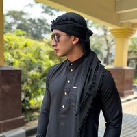 Ketimbang menawarkan prestasi, putra sulung aktris Venna Melinda ini malah lebih banyak menampilkan foto-foto OOTD dengan gamis di Instagram.  “Bismillah, mau sering pake gamish. Setuju gak guys?” tulisnya. (Foto: Instagram/@bramastavrl)