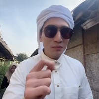 “Ternyata kalau pakai gamis, ibu-ibu lebih segan, gak berani cubit. Apa saya pakai gamis terus aja ya guys,” kata Verrell. Namun, ternyata ia tetap tak luput dari aksi masyarakat yang antusias melihatnya. (Foto: Instagram/@bramastavrl)