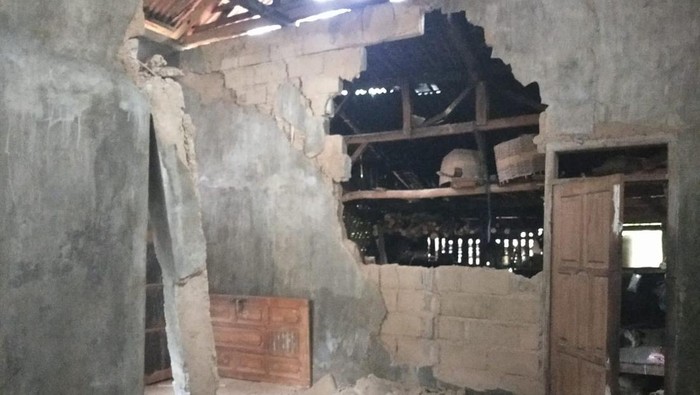 Kondisi rumah rusak akibat gempa Garut yang terasa hingga Pangandaran.