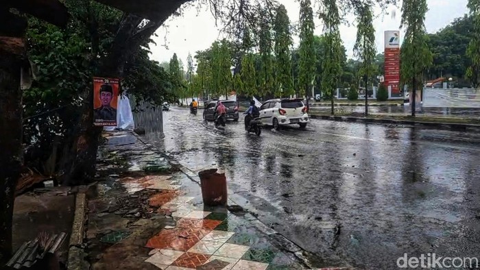 Genangan air di Jalan Ahmad Yani, Palabuhanratu, Kabupaten Sukabumi.