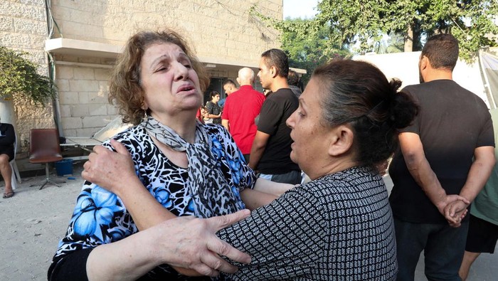Gereja Ortodoks di Gaza Turut Diserang Israel Women react at the Greek Orthodox Saint Porphyrius Church which was damaged by an Israeli strike, where Palestinians who fled their homes take shelter, in Gaza City, October 20, 2023. REUTERS/Mohammed Al-Masri