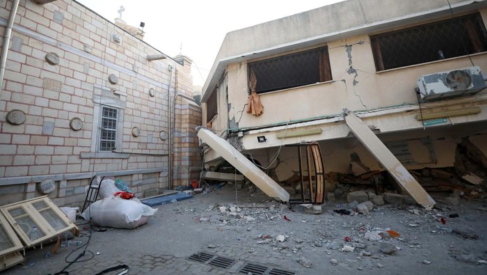 Women react at the Greek Orthodox Saint Porphyrius Church which was damaged by an Israeli strike, where Palestinians who fled their homes take shelter, in Gaza City, October 20, 2023. REUTERS/Mohammed Al-Masri