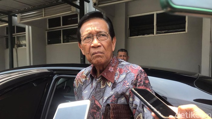 Gubernur DIY Sri Sultan Hamengku Buwono X ditemui wartawan di kantornya, kompleks Kepatihan, Kota Jogja, Jumat (20/10/2023).