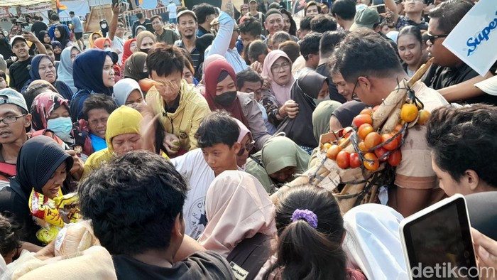 Gunungan hasil bumi jadi rebutan dalam acara Festival Jajan Solo di Puro Mangkunegaran, Jumat (20/10/2023).